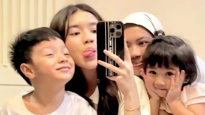 Manisnya Momen Putri Haldy Sabri dan Anak Irish Bella: Duduk Pangku di Mobil hingga Main TikTok Bareng