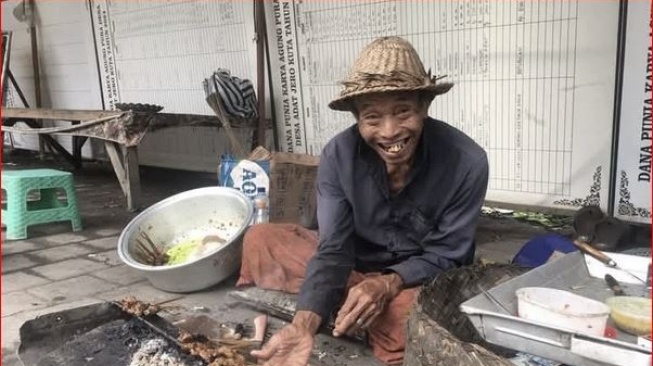 Cerita Pekak Renda, Penjual Sate yang Pantang Minta Uang ke Anak