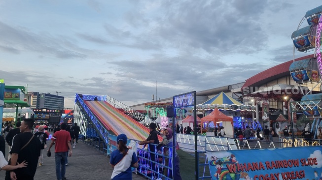 Pasar Malam di Konser Slank yang digelar di JI-Expo Kemayoran, Jakarta Pusat pada Senin (4/1/2015) [Suara.com/Rena Pangesti]