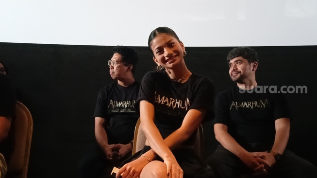 Ratu Sofya salah satu cast di film Almarhum saat konferensi pers di Bekasi pada Sabtu (4/1/2025) [Suara.com/Rena Pangesti]