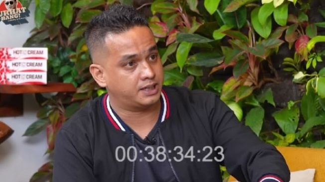 Pengacara Garry Julian. [YouTube/Curhat Bang Denny Sumargo]