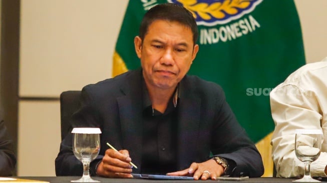 Sekjen PSSI Yunus Nusi saat hadir dalam konferensi pers di Gedung Danareksa, Jakarta, Senin (6/1/2025). [Suara.com/Alfian Winanto]