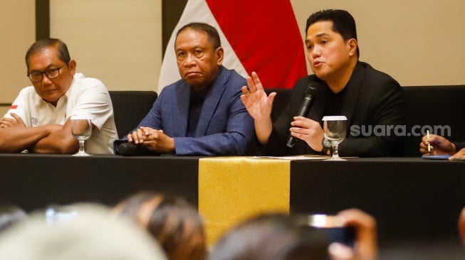 Ketua Umum PSSI, Erick Thohir (kanan) bersama Wakil Ketua PSSI Zainudin Amali (tengah) dan Manajer Timnas Sumardji (kiri) menyampaikan keterangan resmi dalam konferensi pers di Gedung Danareksa, Jakarta, Senin (6/1/2025). [Suara.com/Alfian Winanto]