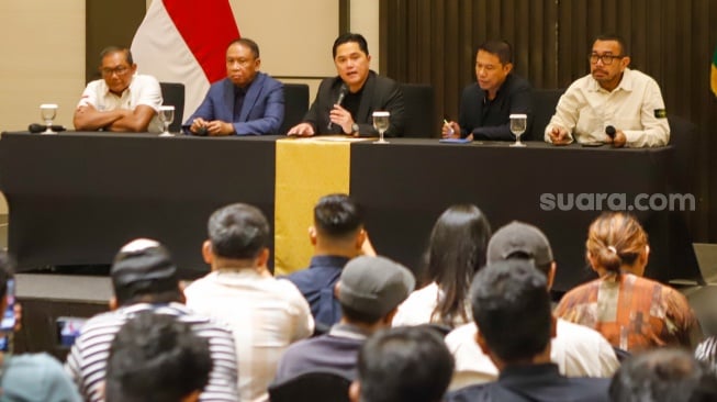 Ketua Umum PSSI, Erick Thohir (tengah) bersama Wakil Ketua PSSI Zainudin Amali (kedua kiri), Sekjen PSSI Yunus Nusi (kedua kanan), anggota Exco PSSI Aria Sinulingga (kanan) dan Manajer Timnas Sumardji(kiri) menyampaikan keterangan resmi dalam konferensi pers di Gedung Danareksa, Jakarta, Senin (6/1/2025). [Suara.com/Alfian Winanto]