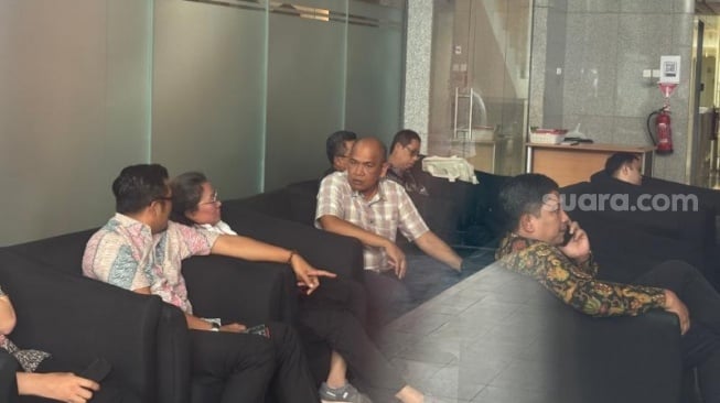 Eks Anggota Bawaslu RI, Agustiani Tio Fridelina (kemeja putih) saat memenuhi panggilan KPK terkait kasus Sekjen PDIP Hasto Kristiyanto. (Suara.com/Dea)