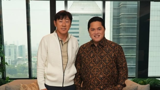 Bandingkan Prestasi Shin Tae-yong dengan Alex Ferguson, Jhon Sitorus Semprot Erick Thohir