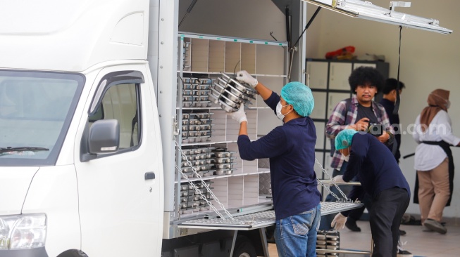 Petugas menyiapkan Makanan Bergizi Gratis di Satuan Pelayanan Pemenuhan Gizi (SPPG) Jakarta, Senin (6/1/2025). [Suara.com/Alfian Winanto]