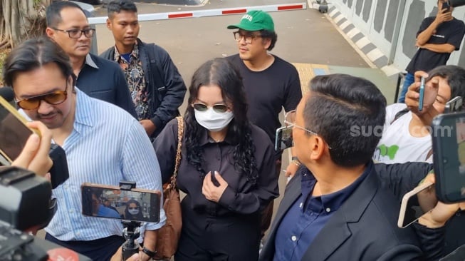 Suasana jelang sidang perdana kasus video syur putri David eks Naif, Audrey Davis di Pengadilan Negeri Jakarta Selatan, Senin (6/1/2025). [Suara.com/Adiyoga Priyambodo]