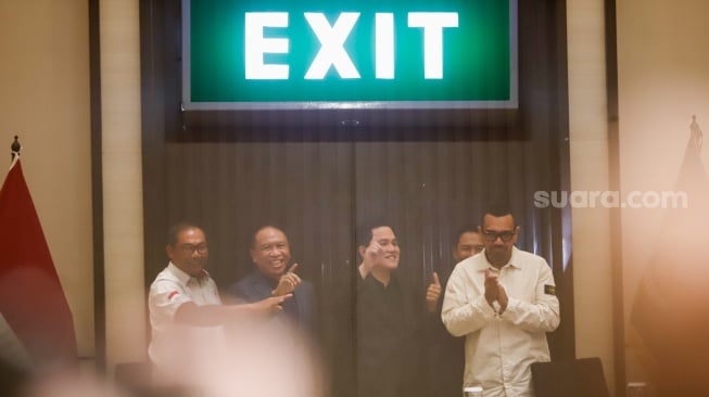 Ketua Umum PSSI, Erick Thohir (tengah) bersama jajaran PSSI usai menyampaikan keterangan resmi dalam konferensi pers di Gedung Danareksa, Jakarta, Senin (6/1/2025). [Suara.com/Alfian Winanto]