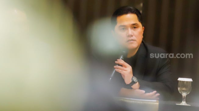 Ketua Umum PSSI, Erick Thohir saat menyampaikan keterangan resmi dalam konferensi pers di Gedung Danareksa, Jakarta, Senin (6/1/2025). [Suara.com/Alfian Winanto]