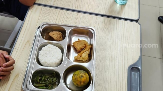 Sejarah Panjang Istilah "Tidak Ada Makan Siang Gratis": Dari Bar Amerika hingga Meja Makan Siswa