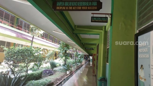 Penampakan suasana di lingkungan SMA Negeri 70 Jakarta di hari penyaluran program makan gratis bergizi yang digelar mulai Senin (6/1/2025). (Suara.com/Moh Reynaldi Risahondua)