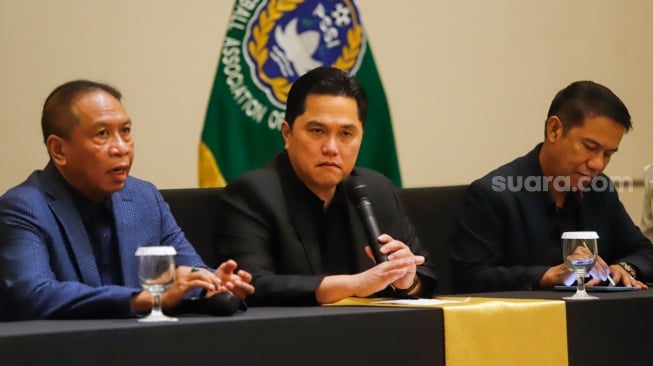 Ketua Umum PSSI, Erick Thohir (tengah) bersama Wakil Ketua PSSI Zainudin Amali (kiri) dan Sekjen PSSI Yunus Nusi (kanan) menyampaikan keterangan resmi dalam konferensi pers di Gedung Danareksa, Jakarta, Senin (6/1/2025). [Suara.com/Alfian Winanto]