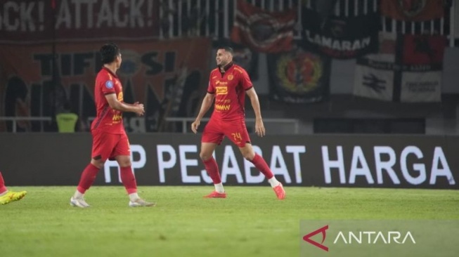 Persija Jakarta resmi melepas bek asal Brasil Pedro Dias (kanan) menjelang paruh musim kedua pada Senin (6/1/2024). ANTARA/HO-Persija Jakarta