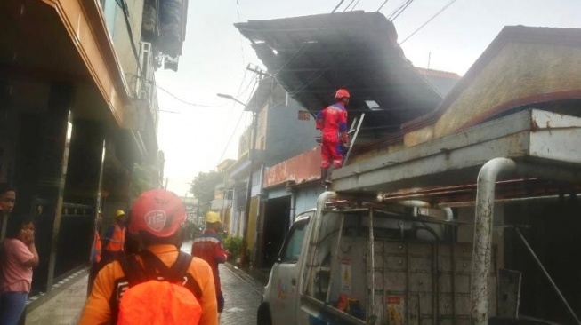 Surabaya Diterjang Puting Beliung, 16 Rumah Porak-poranda