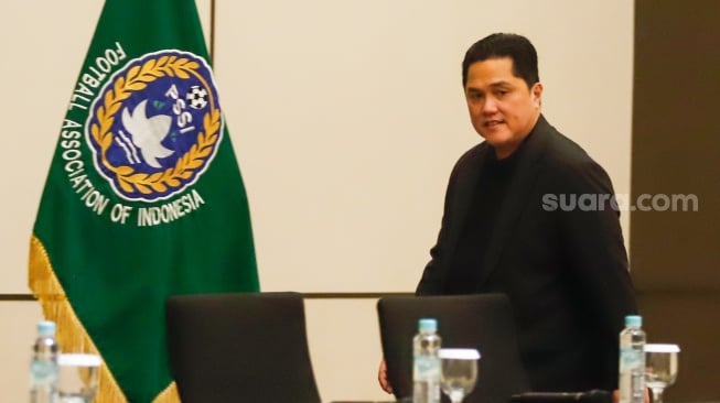 Ketua Umum PSSI, Erick Thohir saat tiba untuk menyampaikan keterangan resmi dalam konferensi pers di Gedung Danareksa, Jakarta, Senin (6/1/2025). [Suara.com/Alfian Winanto]