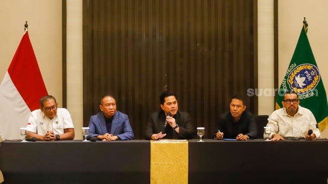 Ketua Umum PSSI, Erick Thohir (tengah) bersama Wakil Ketua PSSI Zainudin Amali (kedua kiri), Sekjen PSSI Yunus Nusi (kedua kanan), anggota Exco PSSI Aria Sinulingga (kanan) dan Manajer Timnas Sumardji(kiri) menyampaikan keterangan resmi dalam konferensi pers di Gedung Danareksa, Jakarta, Senin (6/1/2025). [Suara.com/Alfian Winanto]