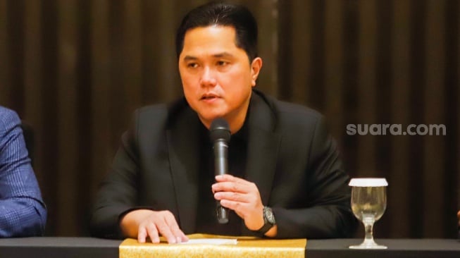 Ketua Umum PSSI, Erick Thohir saat tiba untuk menyampaikan keterangan resmi dalam konferensi pers di Gedung Danareksa, Jakarta, Senin (6/1/2025). [Suara.com/Alfian Winanto]