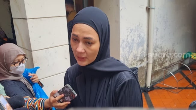 Video Paula Verhoeven Menangis di Samping Jenazah Ayah Baim Wong Jadi Sorotan