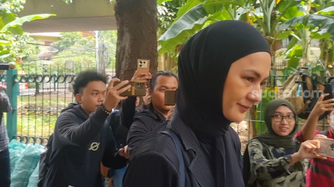 Ayah Baim Wong Meninggal Dunia, Paula Verhoeven Datangi Rumah Duka dengan Mata Sembab