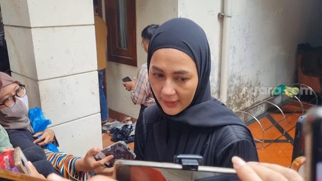 Paula Verhoeven usai melayat di rumah duka ayah Baim Wong, Johnny Wong di kawasan Gondangdia, Jakarta, Selasa (7/1/2025). [Suara.com/Adiyoga Priyambodo]