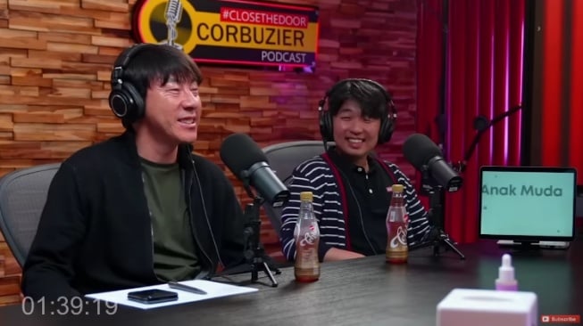 Shin Tae-yong dan penerjemahnya, Jeje, saat di podcast Deddy Corbuzier. [YouTube/Deddy Corbuzier]