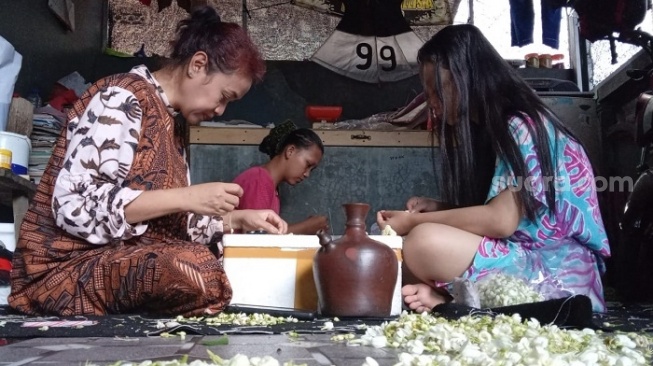 Primbon, Hujan, dan Krisis Melati: Ketika Sakralitas Pernikahan Jawa Terganjal Alam