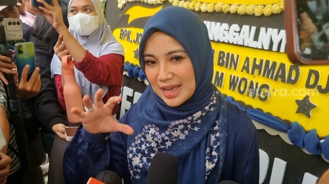 Artis Chacha Frederica usai melayat ke kediaman ayah Baim Wong, Johnny Wong di kawasan Gondangdia, Jakarta, Selasa (7/1/2025). [Suara.com/Adiyoga Priyambodo]