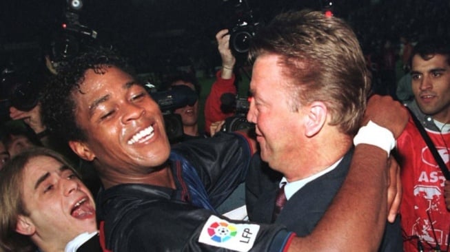 Patrick Kluivert dan Louis van Gaal saat kerjasama di Barcelona [x.com/90sfootball]