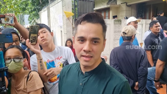 Aktor Rionaldo Stockhorst usai melayat ke kediaman ayah Baim Wong, Johnny Wong di kawasan Gondangdia, Jakarta, Selasa (7/1/2025). [Suara.com/Adiyoga Priyambodo]