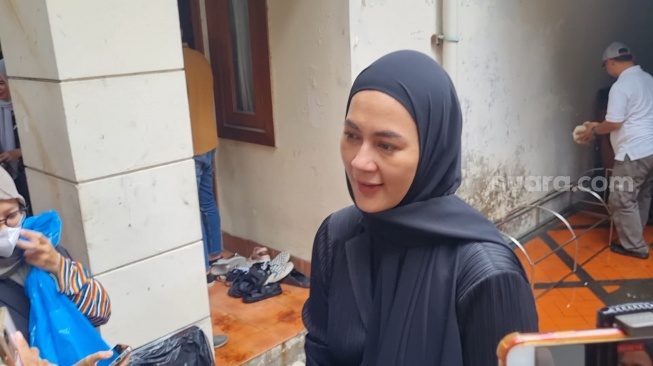 Datang ke Rumah Duka Ayah Baim Wong, Chacha Frederica Puji Kedewasaan Paula Verhoeven