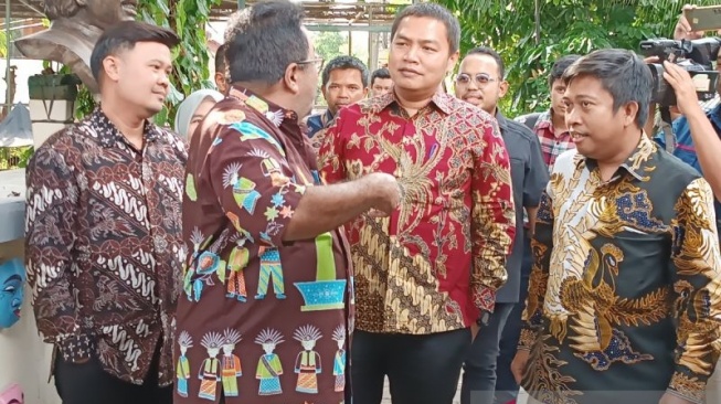 KPU Jakarta Antar Undangan ke Rumah Rano Karno