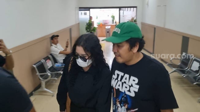 Putri David eks Naif, Audrey Davis saat menghadiri sidang kasus video syur di Pengadilan Negeri Jakarta Selatan, Selasa (7/1/2025) [Suara.com/Adiyoga Priyambodo]..