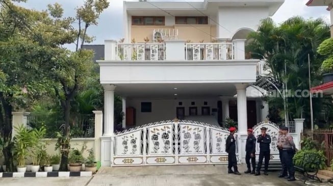 Begini Penampakan Rumah Hasto Kristiyanto yang Digeledah KPK, Dijaga Polisi dan Satgas Cakra Buana PDIP