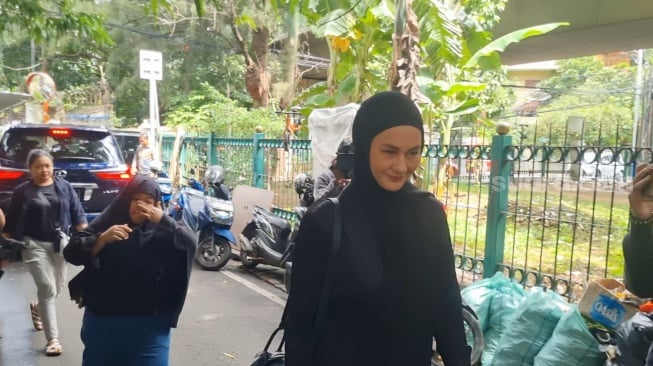 Paula Verhoeven datang melayat ke rumah ayah Baim Wong, Johnny Wong di kawasan Gondangdia, Jakarta, Selasa (7/1/2025). [Suara.com/Adiyoga Priyambodo]