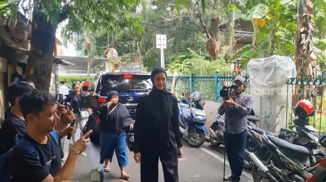 Paula Verhoeven datang melayat ke rumah ayah Baim Wong, Johnny Wong di kawasan Gondangdia, Jakarta, Selasa (7/1/2025). [Suara.com/Adiyoga Priyambodo]