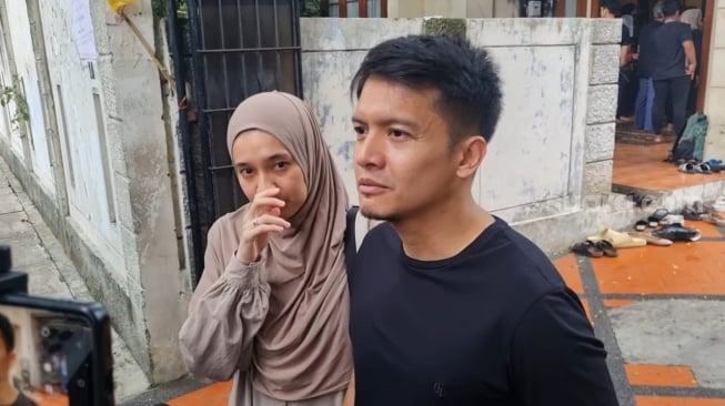 Dimas Seto dan Dhini Aminarti usai melayat ayah Baim Wong, Johnny Wong di kawasan Gondangdia, Jakarta, Selasa (7/1/2024). [Suara.com/Adiyoga Priyambodo]