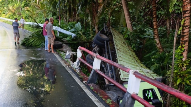 Hindari Mobil Nyalip, Truk Rongsok Terperosok di Jalinbar Pesisir Barat