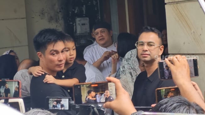 Bukti Nyata Persahabatan, Raffi Ahmad Ikut Angkat Jenazah Ayah Baim Wong ke Ambulans