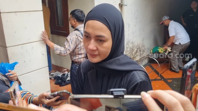 Paula Verhoeven usai melayat di rumah duka ayah Baim Wong, Johnny Wong di kawasan Gondangdia, Jakarta, Selasa (7/1/2025). [Suara.com/Adiyoga Priyambodo]