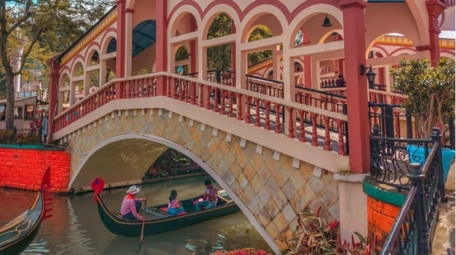 Merasakan Sensasi Naik Gondola ala-ala Eropa di Little Venice Cianjur