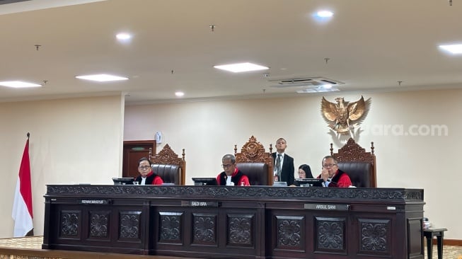 Sidang perdana gugatan kubu Tri Rismaharini-Gus Hans di MK. (Suara.com/Dea)