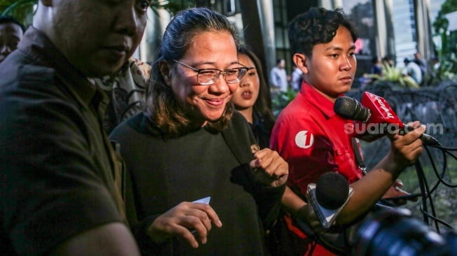 Mantan Anggota Badan Pengawas Pemilu (Bawaslu) Agustiani Tio Fridelina meninggalkan Gedung Merah Putih KPK, Jakarta, Rabu (8/1/2025). [Suara.com/Alfian Winanto}