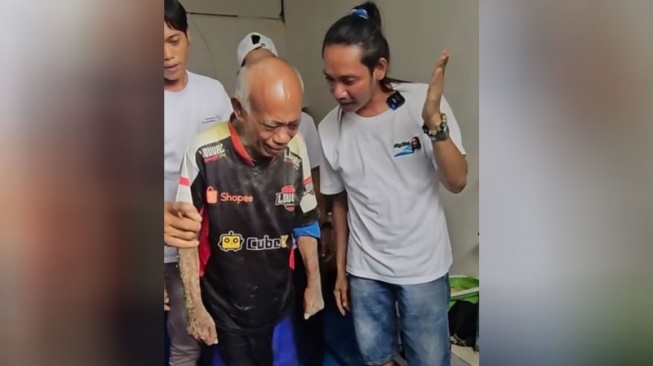 Pak Tarno saat bisa berjalan usai stroke. [Instagram @panjipetualang_real]