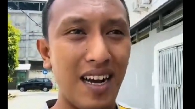 Viral anggota polisi di Kota Palu bikin challenge tembak kaki di TikTok. (tangkapan layar/TikTok)