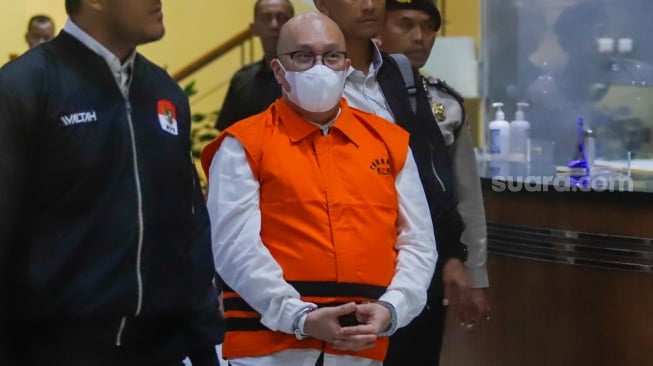 Tersangka mantan dirut PT Taspen Antonius N.S Kosasih berjalan menuju ruang konferensi pers penenetapan tersangka di Gedung Merah Putih KPK, Jakarta, Rabu (8/1/2025). [Suara.com/Alfian Winanto]