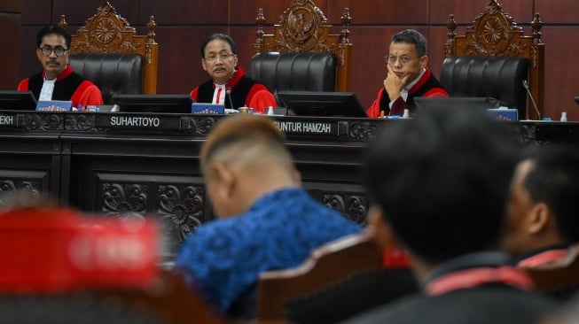 Ketua Mahkamah Konstitusi Suhartoyo (tengah) didampingi Hakim Konstitusi Daniel Yusmic P Foekh (kiri) dan Guntur Hamzah (kanan) memimpin sidang perdana perselisihan hasil pemilihan pilkada di Gedung Mahkamah Konstitusi, Jakarta, Rabu (8/1/2025). [ANTARA FOTO/Muhammad Ramdan/rwa]