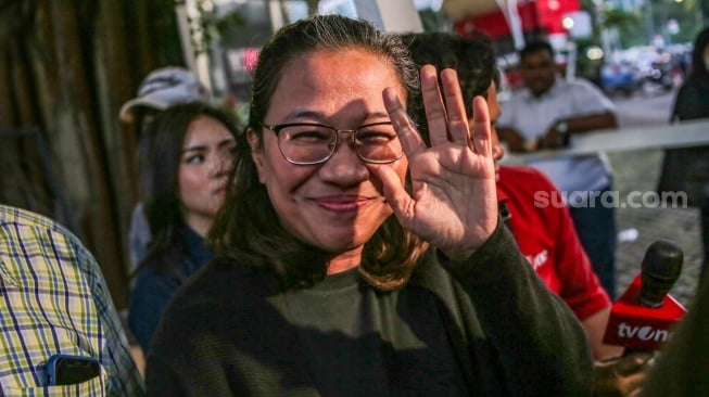 Mantan Anggota Badan Pengawas Pemilu (Bawaslu) Agustiani Tio Fridelina meninggalkan Gedung Merah Putih KPK, Jakarta, Rabu (8/1/2025). [Suara.com/Alfian Winanto}