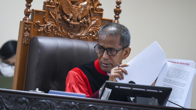 Wakil Ketua Makhkamah Konstitusi Saldi Isra memimpin sidang perdana perselisihan hasil pemilihan Pilkada 2024 untuk panel 2 di Gedung Mahkamah Konstitusi, Jakarta, Rabu (8/1/2025). (ANTARA FOTO/Muhammad Ramdan).