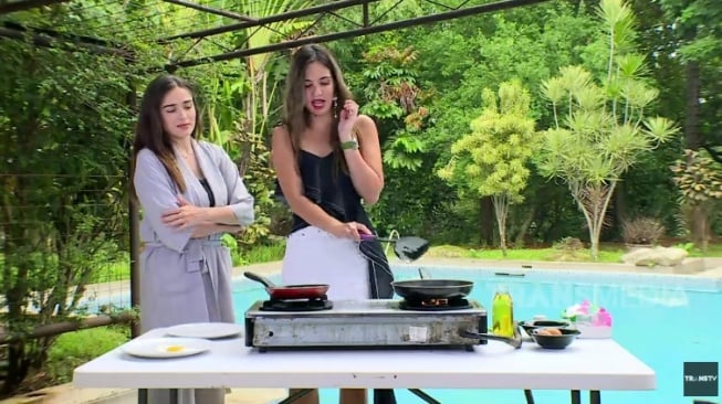 Nia Ramadhani tidak berani menggoreng telur. [YouTube/TRANS TV Official]